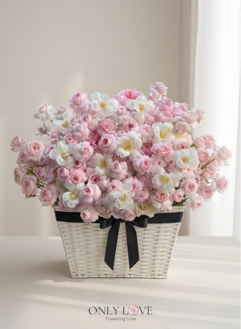 B59 Spray Garden Roses & Tulip Flower Basket