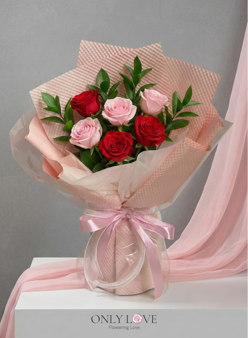 L40 Enchanted Blush Roses Bouquet (M)