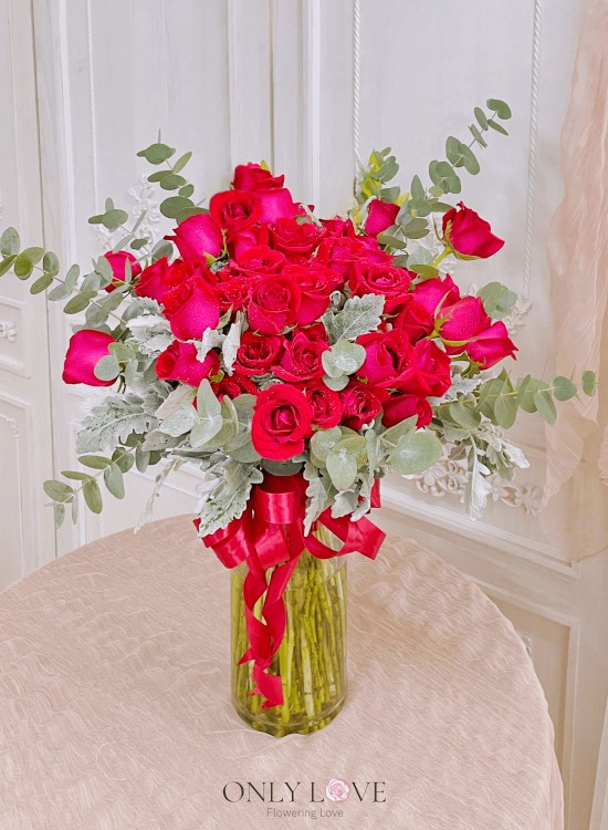 V27 50 Roses in Vase