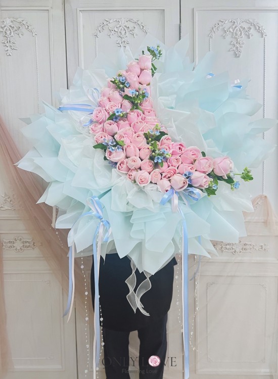 KS003 Crescent Moon Rose Bouquet