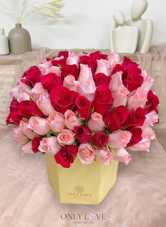 BB040 50 or 99 Roses Flower Bloom Box