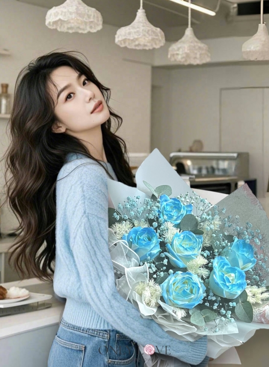 L46 Classic Elegance Blue Rose Bouquet