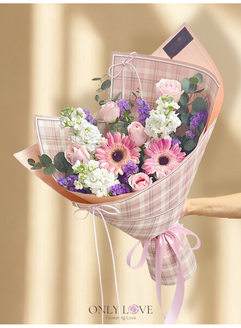 L112 Rose Hand Bouquet