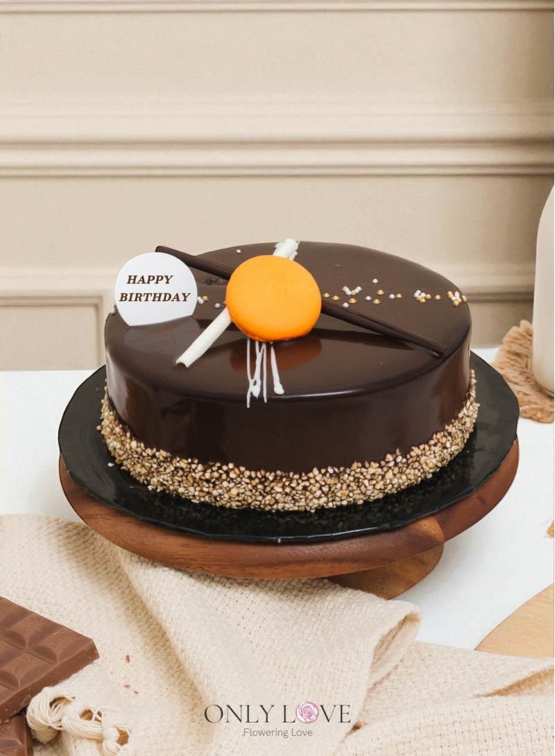 D04 Hazelnut Pralinosa Cake 8"