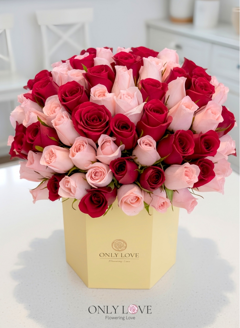BB040 50 or 99 Roses Flower Bloom Box