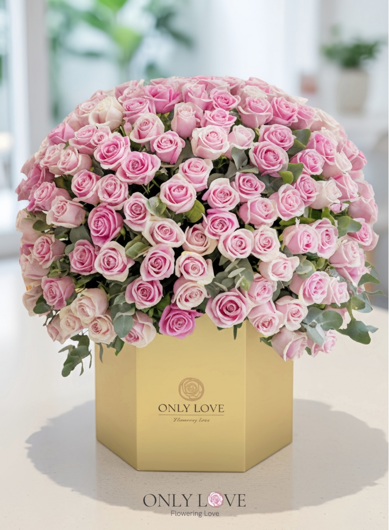 BB046 200 Roses Flower Bloom Box
