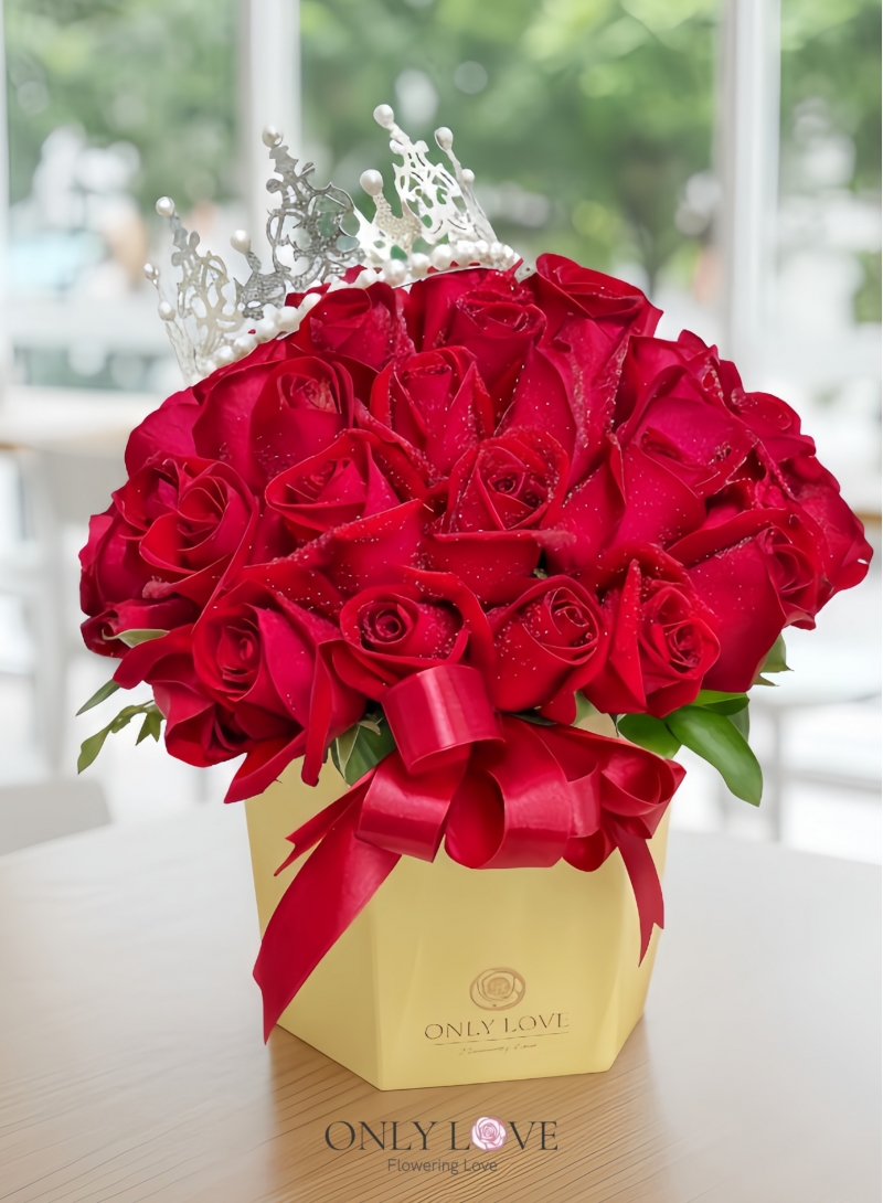 BB030 50 or 99 Roses Flower Bloom Box