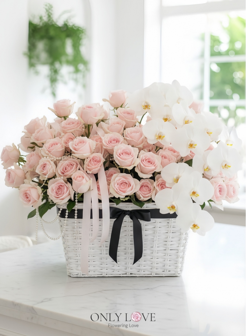 B42 Rose & Phalaenopsis Flower Basket